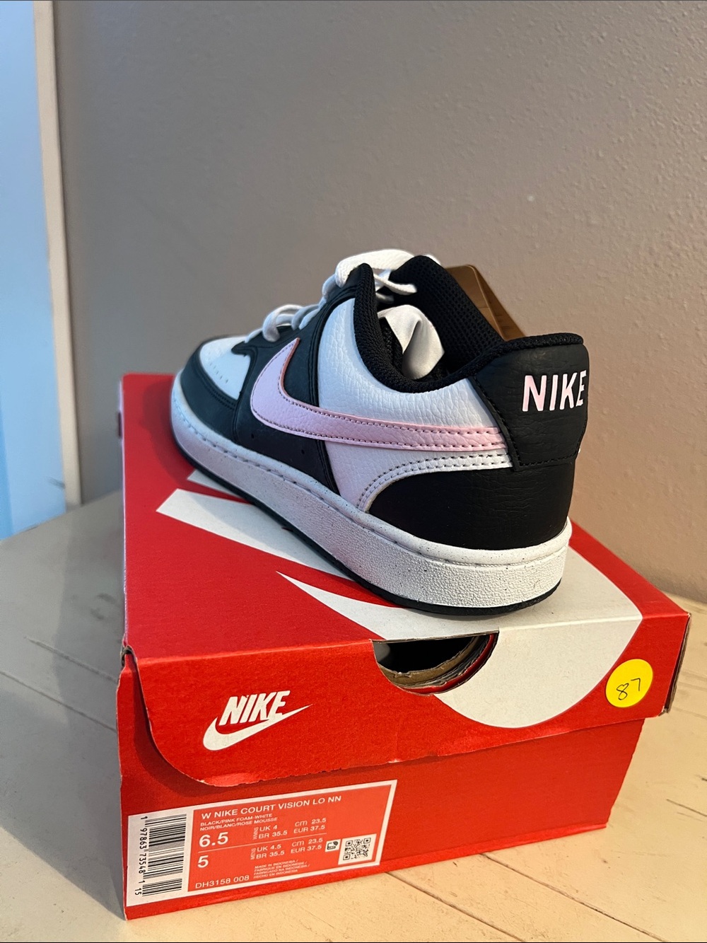 Womens/youth Low-Top Nike court  in Black, White & Light Pink